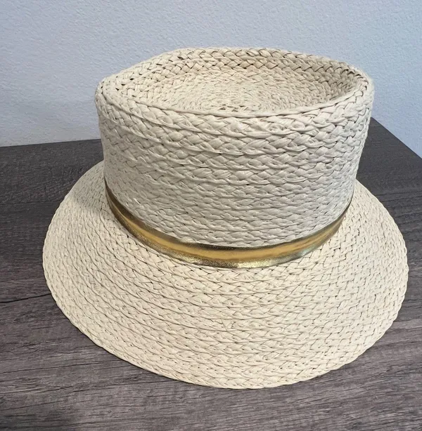 Elegant Cream Straw Hat with Gold Accent by GIANI BERNINI - Image 4
