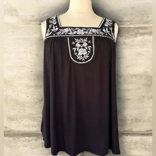 NWT!Living Doll Black and White Embroidered Women's Top Size 3X - Image 4
