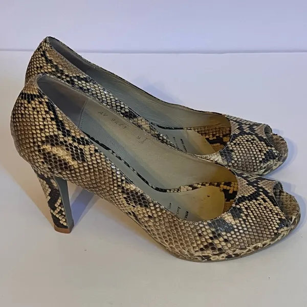 Gently used André Valentino snakeskin peep toe pumps. Size 9. - Image 3