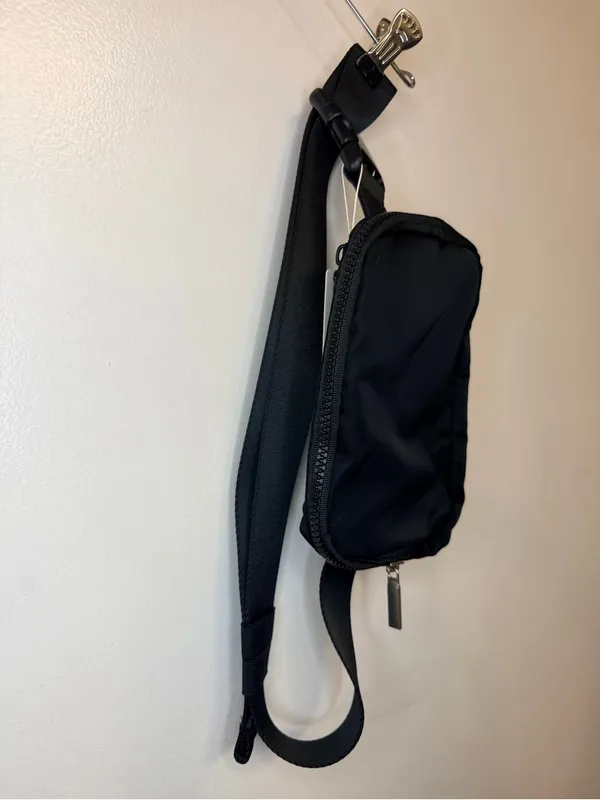 Trendy Queen Black Fanny Pack Waist Bag Crossbody Adjustable Strap NWT - Image 3
