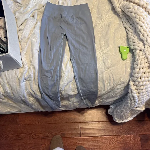 Alphalete Light Gray leggings - Image 3