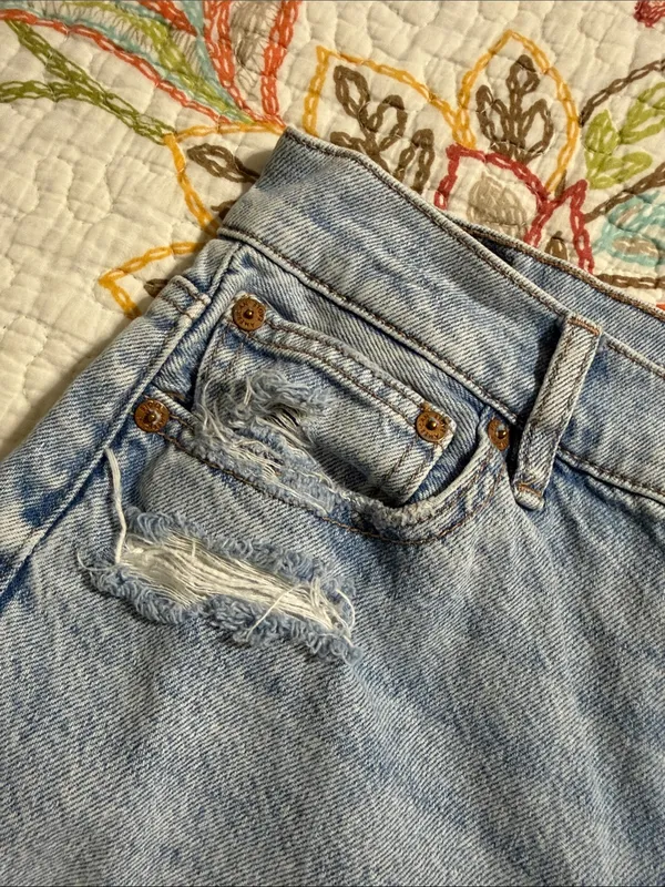 American Eagle size 4 short strigid light denim distressed jeans preppy casual - Image 4