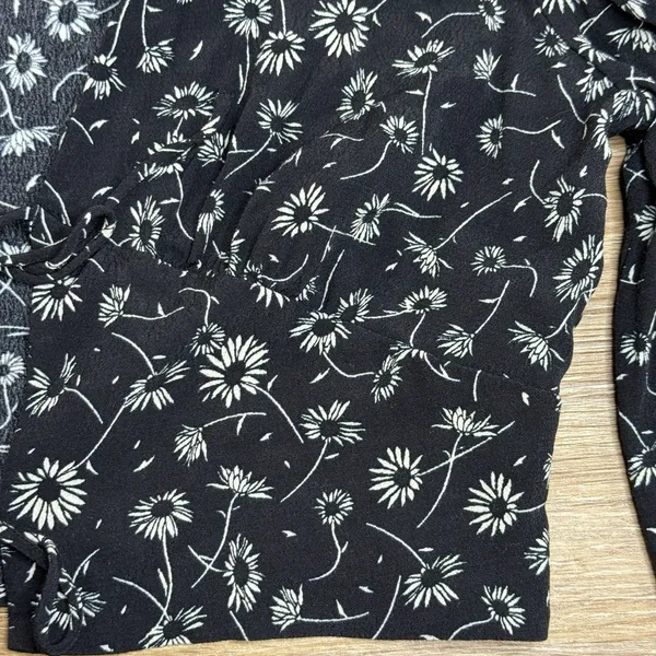 Elodie Womens M Floral Crop Top Black White Daisy Long Sleeve Rayon Cottagecore - Image 9