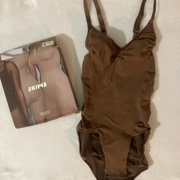 SKIMS BOXED Sculpting Bodysuit M - Image 3