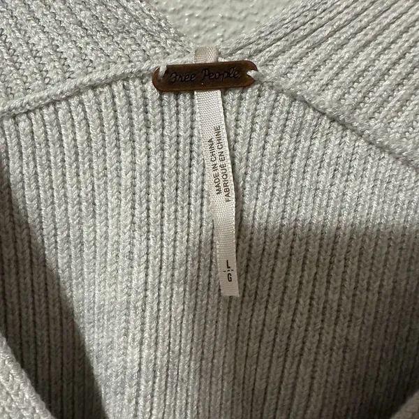 Free People‎ Light Grey Ribbed V- Neck Sweater Cashmere Blend Size Large - Image 4