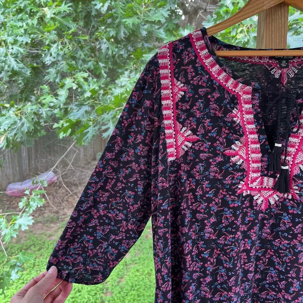 Lucky Brand Women's Black & Pink Floral Embroidered Boho Top Size 2X - Image 6