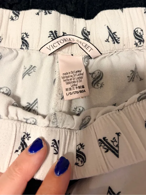 Victoria's Secret White Pajama Shorts with Black Trim and Bow - Image 3