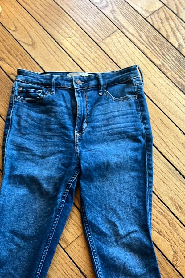Hollister High Rise Super Skinny Denim - Image 4