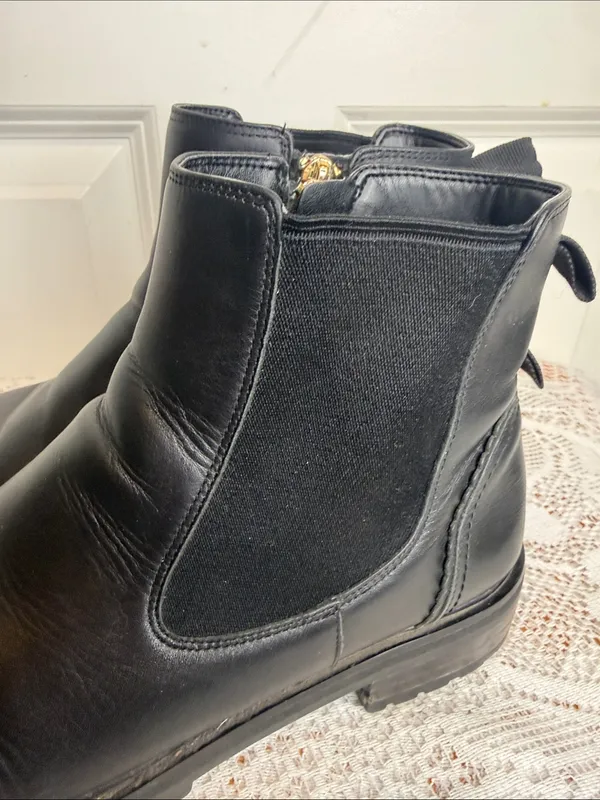 Kate Spade Black Leather Chelsea heeled Ankle Boots size 9 - Image 4