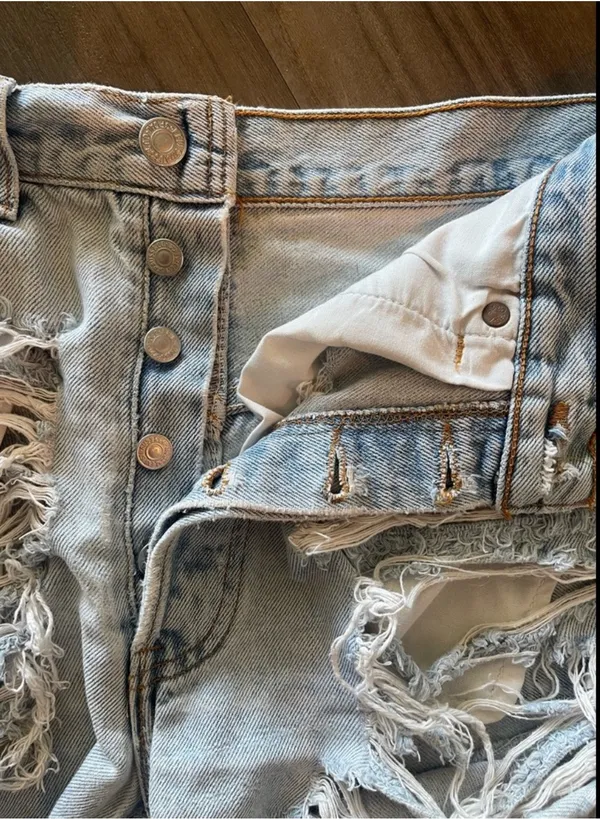Levis denim light wash shorts - Image 4