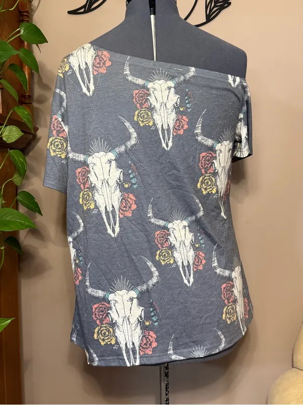 Blue Gray Short Sleeve Off-the-Shoulder Tee with Skull & Floral Print - Image 4