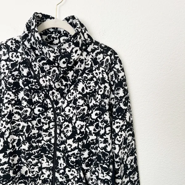 [Lululemon] Cozy Cuddle Up Fleur Sombre Floral Print Jacket Thumbholes Size 12 - Image 8