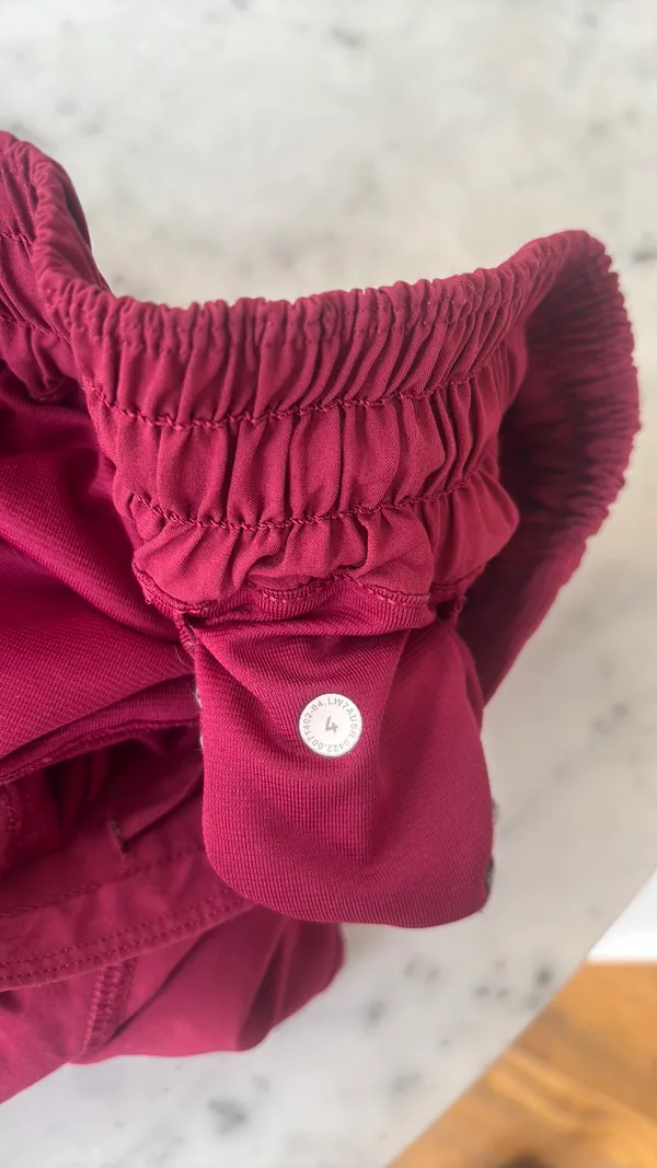 Lululemon Hotty Hot 2.5" Shorts Low-Rise - Image 2