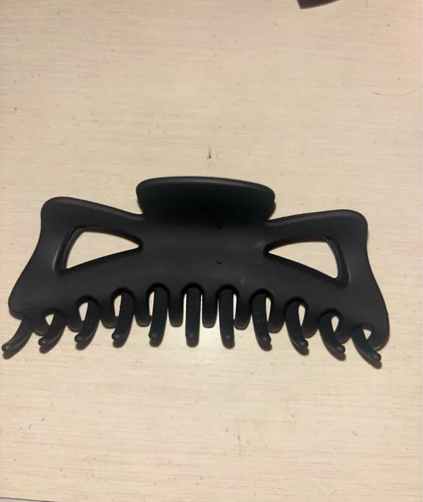 Boutique Black Claw Clip - Image 2