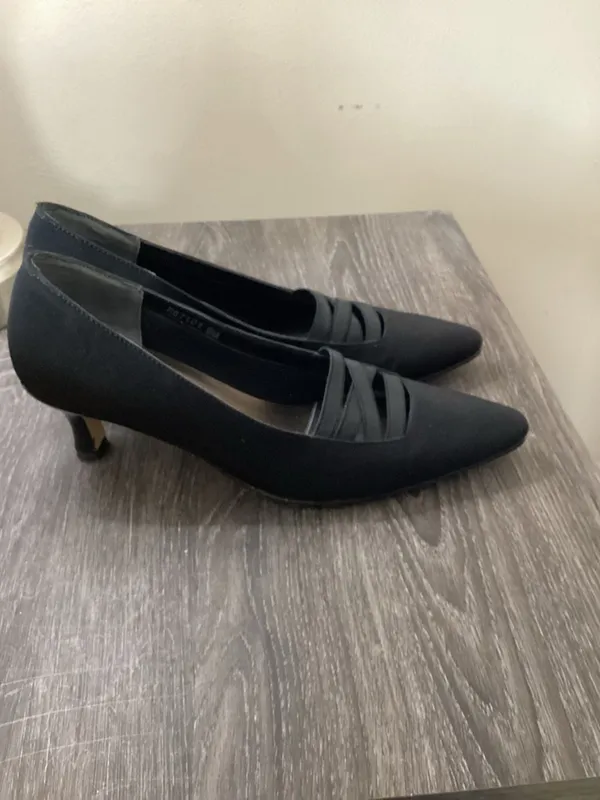 Rose Petals by Walking Cradles Black Satin Pointed Toe Kitten Heels Size 9M - Image 2