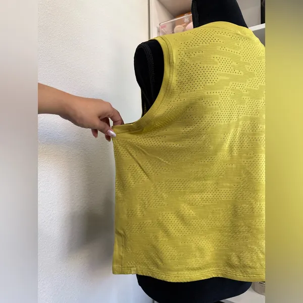 Lululemon train to be tank Lime Green color size large - Image 7