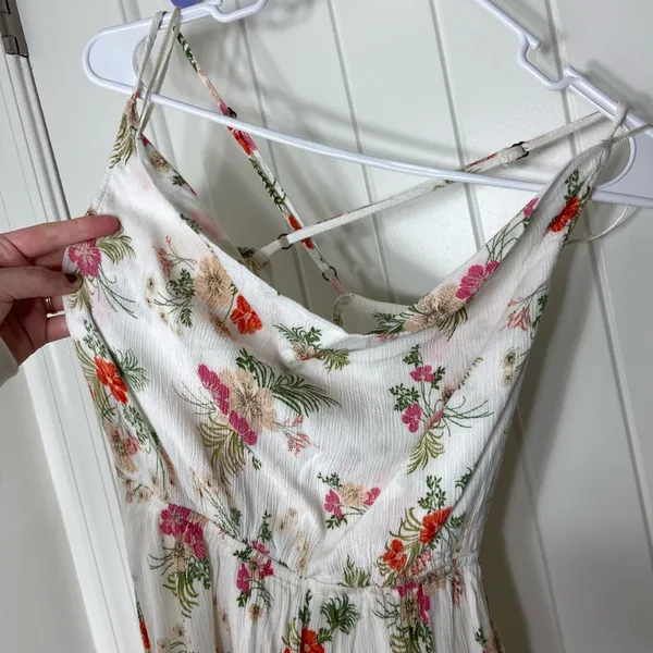EUC O’Neill women’s white floral lined loose neck crossed strap mini dress XS‎ - Image 2