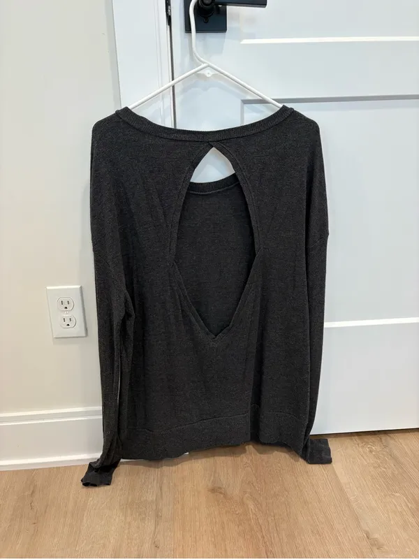 Alo Yoga Lightweight Open Back Long Sleeve Size Large - Image 4