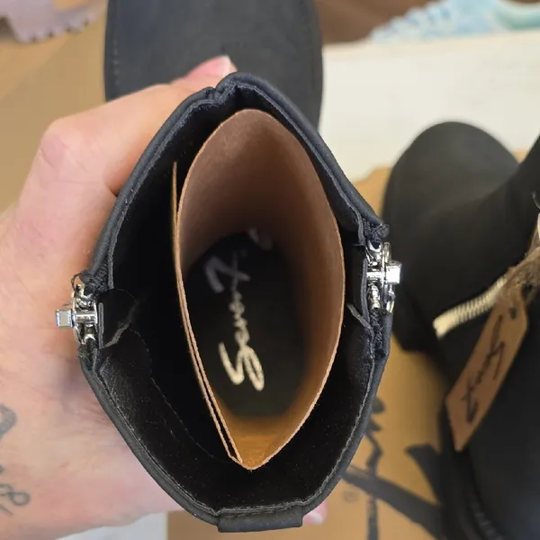 Seven7 Women's Zippered Black Ankle Booties - Image 9