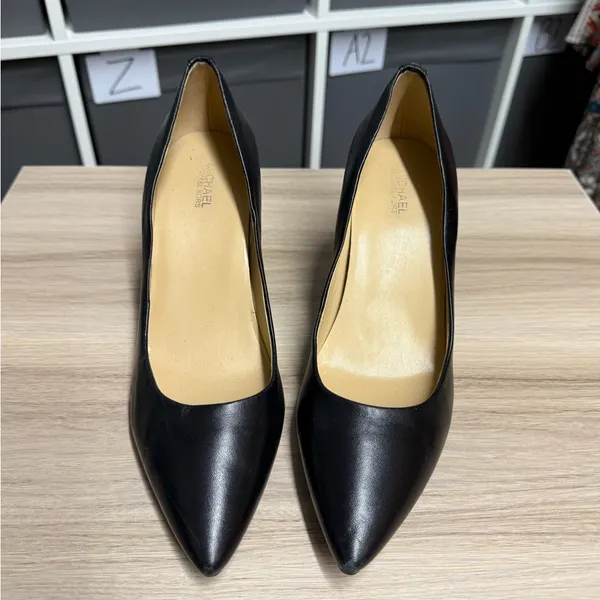 Michael Kors Classic Pointed Toe Pumpe Black Women's Heels - Image 2