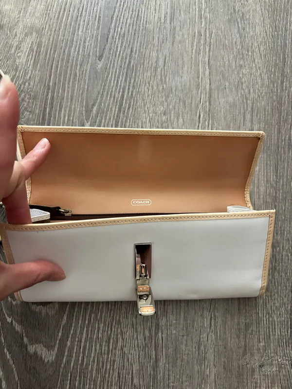Vintage Y2k Coach White and Beige Buckle Leather Slim Wristlet Wallet - Image 9