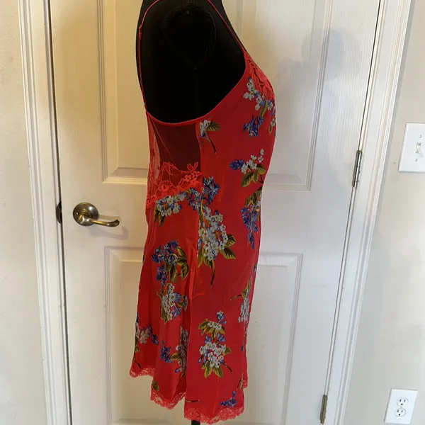 Victoria’s Secret size medium hot pink floral night gown with lace trim - Image 6