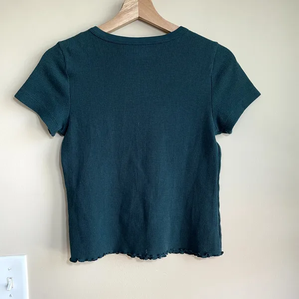 Old Navy forest green cropped short sleeved ribbed t-shirt‎ women's size medium - Image 7