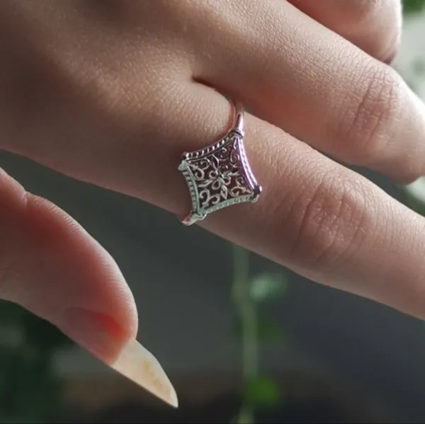 Boutique NEW 14k White Gold Plated Cut‎ Out Filigree Hollow Flower Ring, Size 7 - Image 2