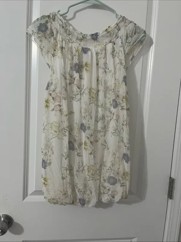 White Floral Scoop-Neck Blouse with Cap Sleeves - Image 4