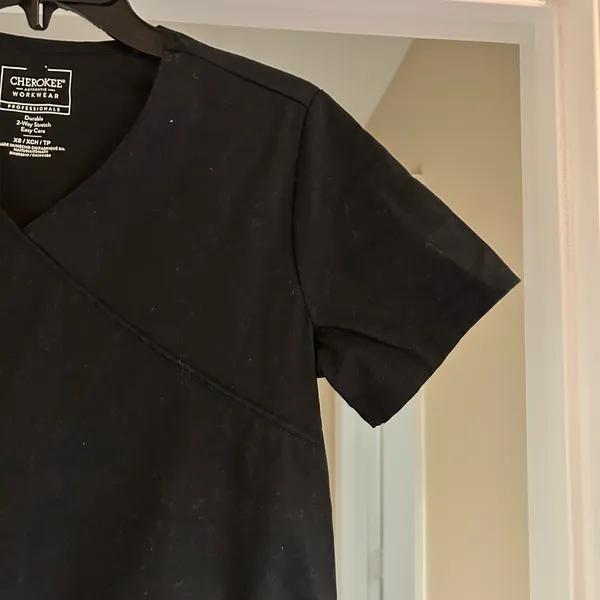 Women's Cherokee 4 pockets V-neck Stretchy short sleeve scrub top Black size Xs - Image 4