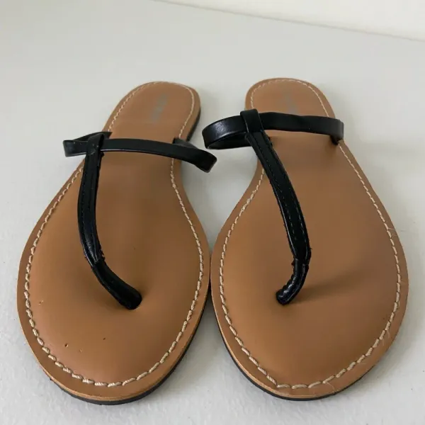 EUC | Old Navy women’s black thong strap sandals — size‎ 7 - Image 2