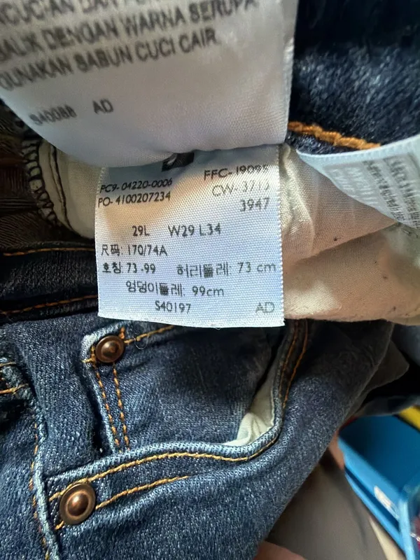Levi's Straight Leg Jeans Dark Wash - Image 6
