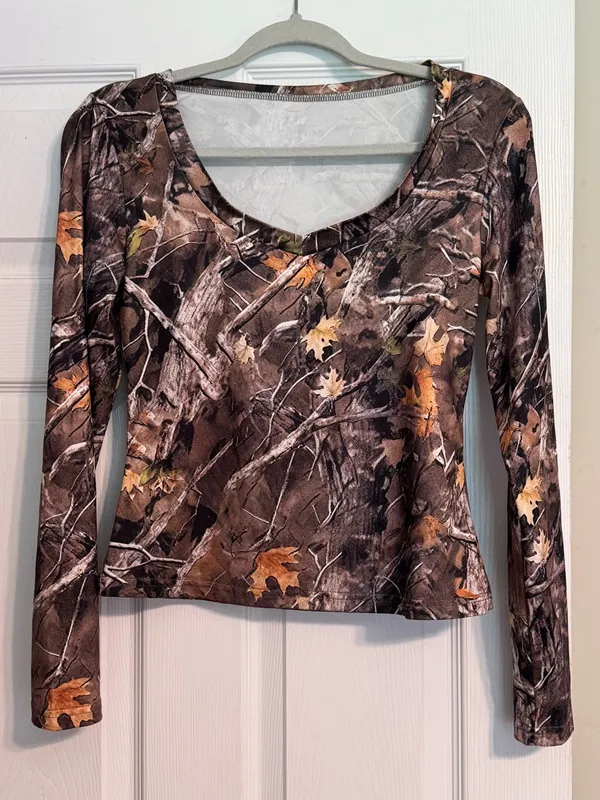 Women’s Camo Print Long Sleeve V-neck Cropped Stretch Top Size Medium - Image 3