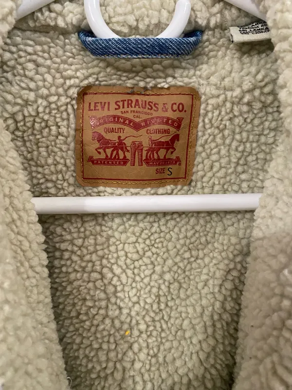 Levi’s Classic Blue Denim Jacket Sherpa Lining - Image 4