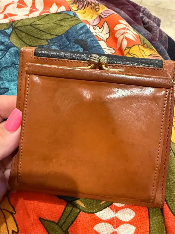 Vintage Dooney & Bourke Black and Brown Pebbled Leather Bifold Wallet - Image 9