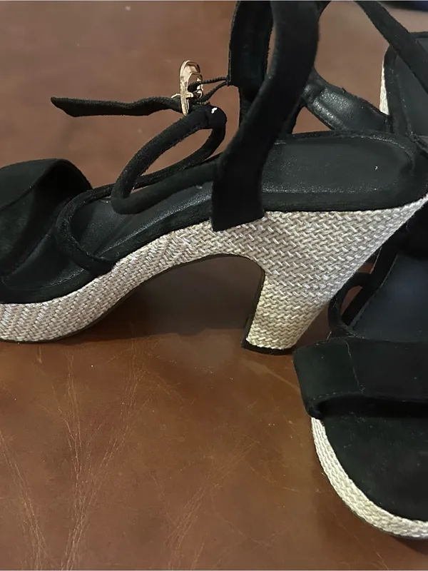 Black Strappy Wedge Sandals with Textured White Wedge 42 - Image 8