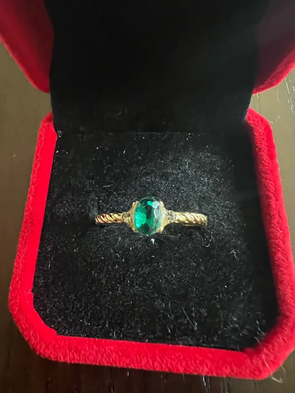 Ladies Gorgeous Golden with Faux Emerald Gemstone Ring Size 8 - Image 2