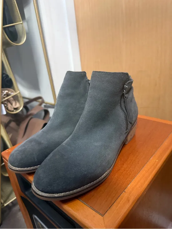 Blondo Women’s Gray Suede Waterproof Ankle Booties. Size: 8 - Image 3