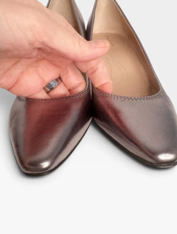 Tahari Brett Leather Metallic Gunmetal Gray Pointed Toe Kitten Heels SZ 9 - Image 7