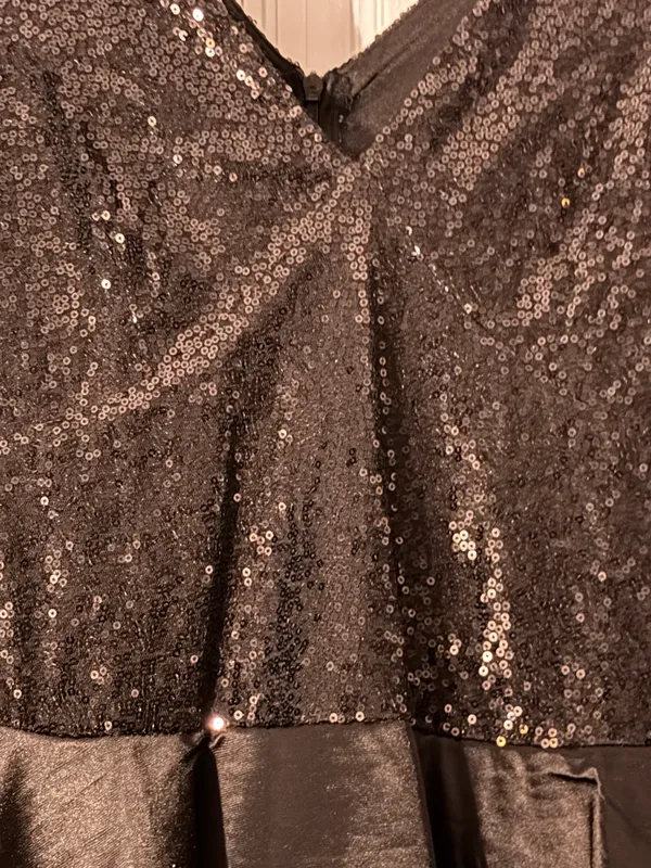 Black sequin and satin semi formal dress 🖤 - Image 2