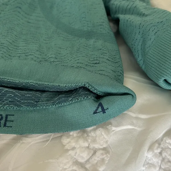 Rare, Lululemon longsleeve - Image 3