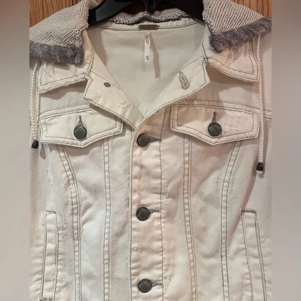 Free‎ People Knit Sleeve & Knit Hood Distressed White Denim Jean Jacket Size XS - Image 7