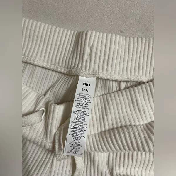 Alo Yoga NWOT Muse Sweatpants Ivory Size L - Image 9