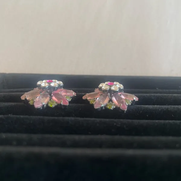 Vintage Avon Flower Earrings Pink - Image 4