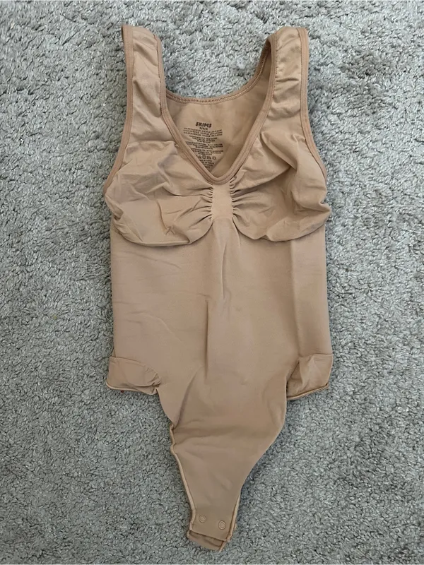 SKIMS Seamless Sculpt Scoop Neck Thong Bodysuit in Clay Sz. Medium - Image 5
