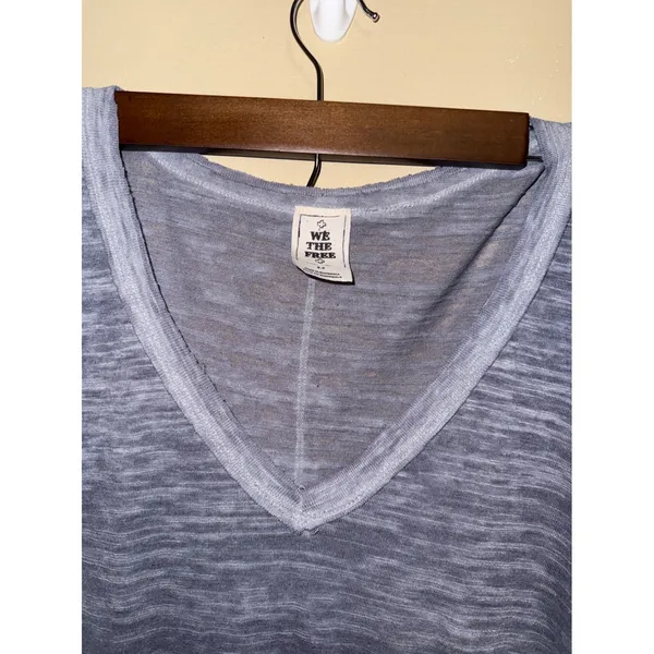 We The Free Free People gray Space Dye Distressed V-Neck‎ High Low Tee Small - Image 4