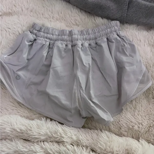Lululemon White Low-Rise Hotty Hots 2.5” - Image 2