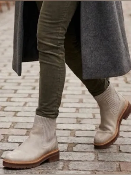 Timberland Women's Light Gray Chelsea-Style Ankle Boots - Image 2
