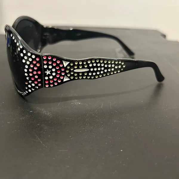 Elegant Black Sunglasses - Image 3