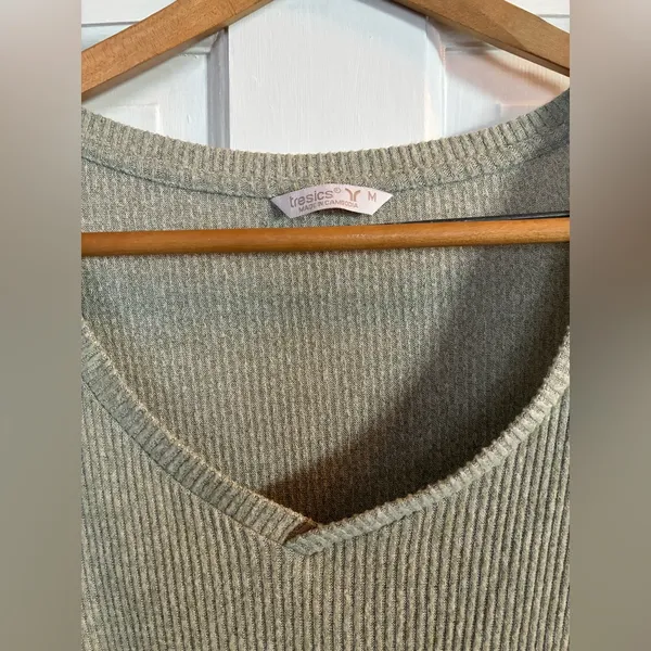 Women's Ribbed V-Neck Long Sleeve Top - Green Brand Tresics Size Medium - Image 2